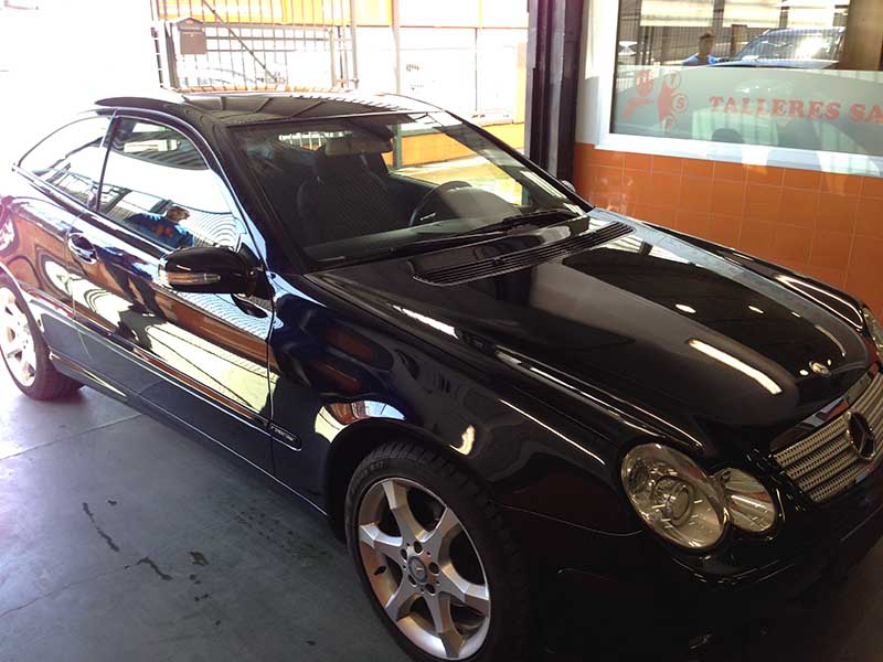 Reparación de de chapa y pintura en un mercedes